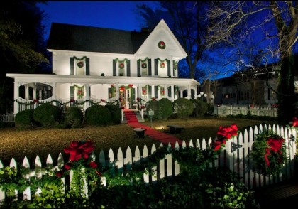 Warming your Outdoor Home with Festive Holiday Decor item-thumbnail