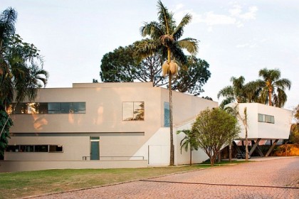 Offset House in Brasil Brings the Outdoors Inside in Style item-thumbnail