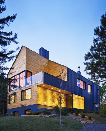 Reinterpretation of a Traditional Barn: Malbaie VIII Residence in Canada item-thumbnail