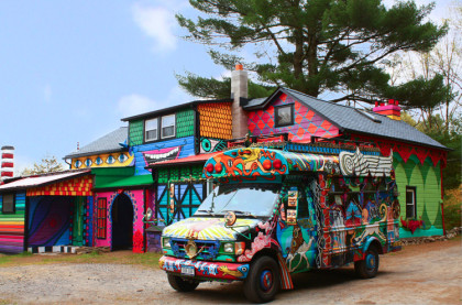 Transforms a Uninteresting Shack Proper right into a Psychedelic Rainbow Residence item-thumbnail